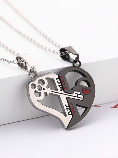 两件套新款情人节时尚钥匙扣式情侣男士吊坠项链，心形吊坠，是情人节礼物的理想之选。这款精致的吊坠项链设计独特，适合休闲和正式场合佩戴。