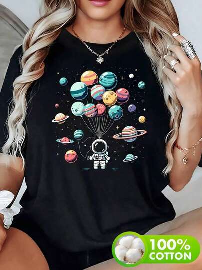 Astronauta sosteniendo globos que parecen planetas simboliza la curiosidad humana y el deseo de explorar universos infinitos en armonía camiseta de mujer 100% algodón