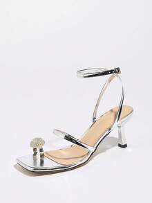 Giày sandal cao gót nữ, thích hợp cho các buổi tiệc đêm mùa xuân/hè, các dịp ngoài trời, các bữa tiệc thời trang. Thiết kế gót thấp, mũi vuông, quai bóng, chất liệu mềm mại, trang trí đá pha lê hình bán nguyệt thời trang, quai cổ chân có thể điều chỉnh, màu bạc thanh lịch, thích hợp cho sàn diễn thời trang, thường ngày, đi biển, đi bộ ngoài trời, du lịch, thiết kế xỏ chân tiện lợi. - Bạc - Xem 4