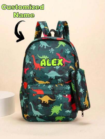 1 pieza Mochila personalizable con estampado de dinosaurio de dibujos animados, gran capacidad, ideal para la temporada de regreso a la escuela. Incluye un estuche para lápices con diseño de dinosaurio. Puedes personalizarlo con nombre, aniversario, número de la suerte, etc. Adecuado para uso diario, al aire libre, escuela, deportes, viajes. También es un gran regalo de cumpleaños o Navidad. Se incluye un colgante con letra aleatoria.