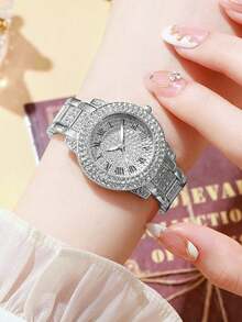 Bộ 2 đồng hồ nữ thạch anh hợp kim đính kim cương thời trang, mặt số La Mã sang trọng với vạch chỉ giờ tròn, kèm dây đeo kiểu Cuban, bộ quà tặng đồng hồ dự tiệc/sinh nhật, đồng hồ dự tiệc màu bạc sáng bóng. - Bạc - Xem 2