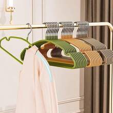 10个/5个加厚防滑树脂弧形晾衣架，适用于阳台晾晒衣物，非常适合紧凑型居住空间和阳台布置，弧形架设计可最大限度地提高空气流通，加厚防滑表面和防潮树脂涂层，为毛衣、T恤、毛巾和精致衣物提供多种晾晒选择；是春季大扫除、换季整理和日常收纳的理想之选，易于放置、存放和搭配兼容的晾衣配件，同时保持阳台或杂物间的整洁有序。