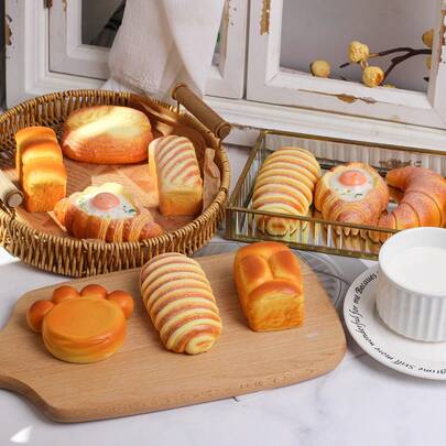 逼真柔软的香味面包、菠萝包、老面包、鸡蛋、牛角包抱枕，适合家居装饰、烘焙样品展示。