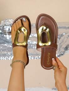 Sandálias de dedo sem fecho, rasteiras, confortáveis, versáteis, com detalhe de anel de metal, modernas, ideais para praia e resorts. - café - Ver 3