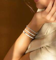 Kit 3 pulseiras de luxo femininas: pulseira de corrente + pulseira de metal polido + pulseira de osso de cobra - Prata - Visão 3