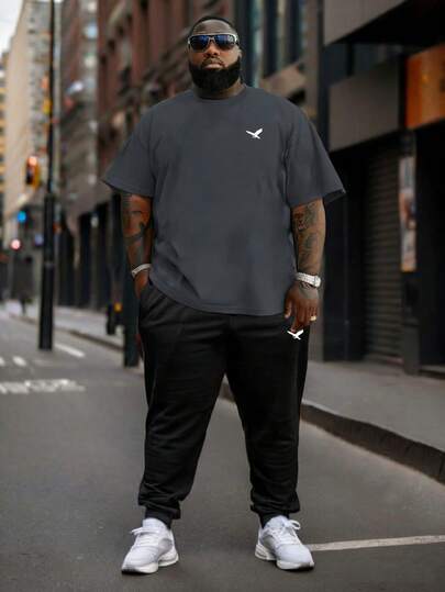 Set de 2 piezas de camiseta de manga corta de cuello redondo y pantalones con gráfico minimalista de águila para hombres de talla grande, adecuado para uso casual, al aire libre, interior y uso diario