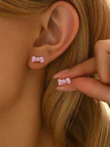 Winglove 1 件纯银项链、1 对纯银耳环和 1 件纯银戒指首饰套装，采用低过敏性设计，充满激情的心形和爱的元素，搭配简约优雅的方形红色立方氧化锆，展现您精致、浪漫和百搭的优雅风格。 - 銀色 - 查看 2