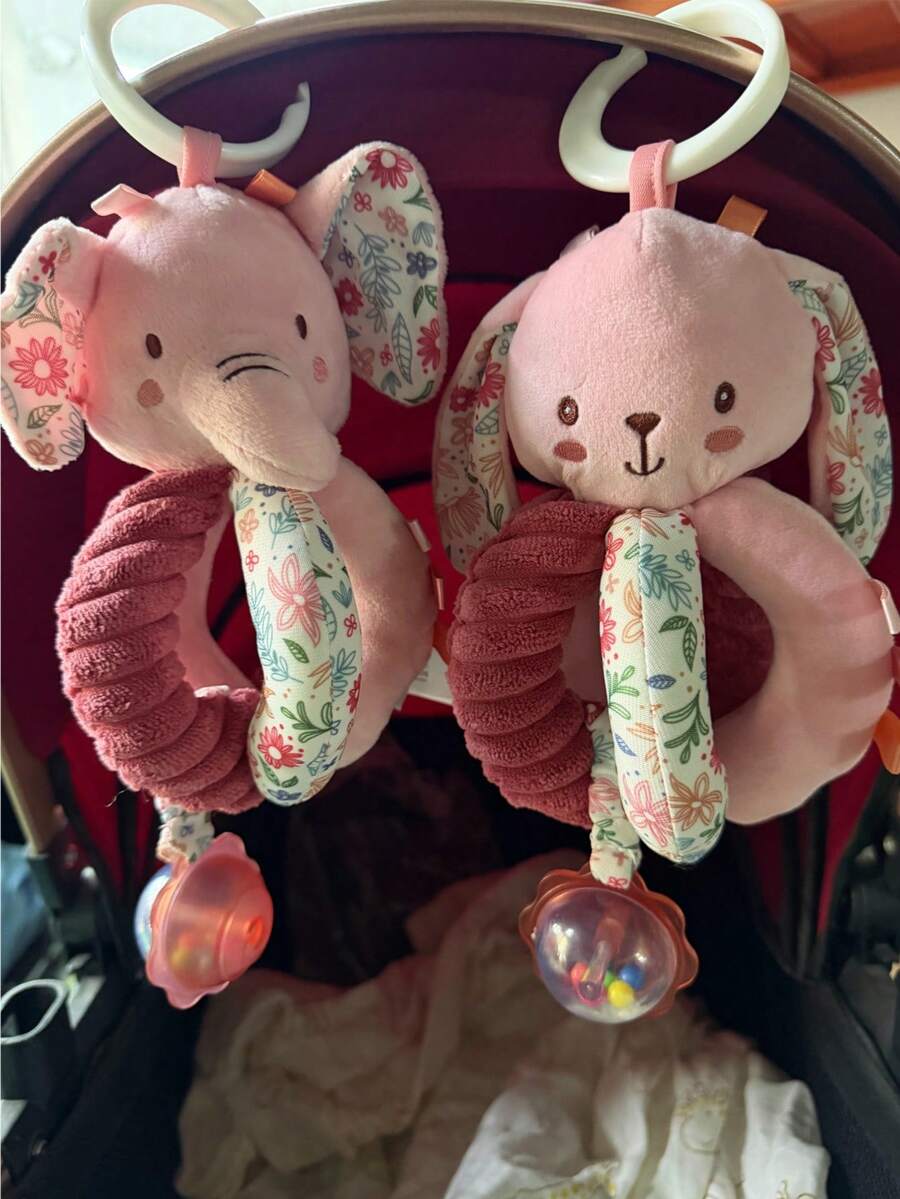1个可爱动物多功能抓球摇铃汽车挂件玩具，婴儿推车毛绒安抚玩具，带摇铃、沙沙纸和BB弹装置，可移动悬挂摇铃玩具，适合作为新生儿礼物