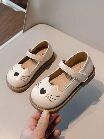 زوج من أحذية الفتيات ذات التطريز بشكل قطة كرتونية جميلة بأذن القطة، بتصميم بسيط وأنيق من الجلد، ذات نعل ناعم وموضة كاجوال بنظام إبزيم وحلقة للارتداء في الربيع/الخريف