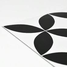 FloorPops - Azulejos de piso para despegar y pegar color negro FP3301 - NegroBlanco - Ver 6