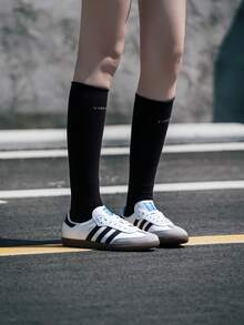 Adidas Originals SAMBA OG 男女通用时尚休闲鞋，轻便中性运动鞋，适合日常穿着和旅行，低帮系带滑板鞋 B75806 - 白/黑/淺灰 - 查看 1