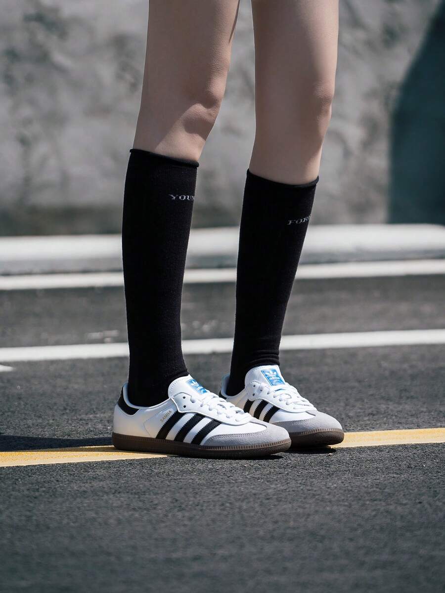 Adidas Originals SAMBA OG 男女通用时尚休闲鞋，轻便中性运动鞋，适合日常穿着和旅行，低帮系带滑板鞋 B75806 - 白/黑/淺灰 - 查看 1