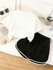 这款两件套包括一件休闲字母印花圆领短款T恤和一条休闲运动短裤，非常适合夏季穿着。它是购物、聚会、运动、旅行和上学的理想选择，也适合青少年男孩穿着。它既是一套运动服，也是一套儿童服装。 - 彩色 - 查看 3