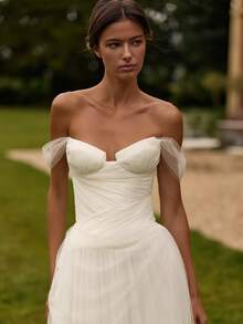 Sophisticated Off-The-Shoulder A-Line Wedding Gown In Pure White Featuring A Chic Low-Back Design And Flowing Floor-Length Silhouette – Elegant Bridal Dress With Graceful Skirt And Timeless Appeal, Perfect For Weddings, Vow Renewals, Christmas Celebrations, Halloween Parties, Prom Evenings, Birthday Events, And Formal Dinners. Suitable As A Bridal Gown, Evening Dress, Party Attire, Vacation Outfit, Or For Wedding Guests And Bridesmaids. Designed With A Flattering Off-The-Shoulder Neckline And Alluring Open Back For A Dreamy, Feminine Look. - 白色 - 查看 4