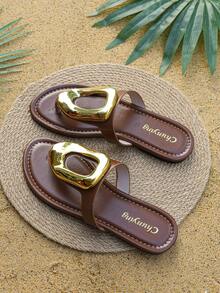 Sandálias de dedo sem fecho, rasteiras, confortáveis, versáteis, com detalhe de anel de metal, modernas, ideais para praia e resorts. - café - Ver 5