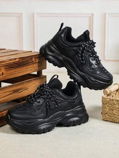 黑色、结实、百搭的增高运动鞋，透气舒适，休闲街头风厚底运动鞋，是新年礼物和节日庆典的理想之选，男士运动鞋
