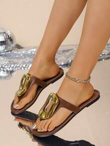 Sandálias de dedo sem fecho, rasteiras, confortáveis, versáteis, com detalhe de anel de metal, modernas, ideais para praia e resorts. - café - Ver 7