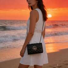 Bolsa de ombro elegante com corrente acolchoada. Ideal para estudantes, mulheres urbanas e para quem vai à escola ou ao trabalho.material escolar papelaria