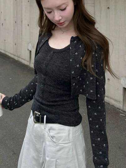 两件套花卉针织套装，黑色和灰色，时尚短款针织开衫和背心，适合秋冬度假穿着