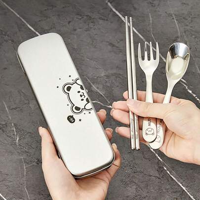 1 Set de vajilla de viaje y picnic portátil, cubiertos de acero inoxidable 316 (palillos, cucharas, tenedores) con caja de hierro, juego de vajilla reutilizable, apto para lavavajillas, con diseño de patrones de dibujos animados lindos, adecuado para estudiantes y adultos en la escuela, oficina, camping al aire libre