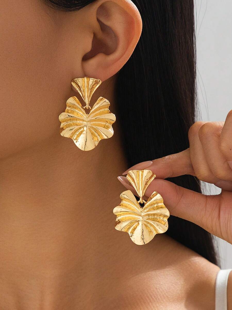 1 Pair Elegant Charming Summer Bohemian Style Pleated Golden Leaf Pendant Earrings For Women - Yellow Gold - View 1