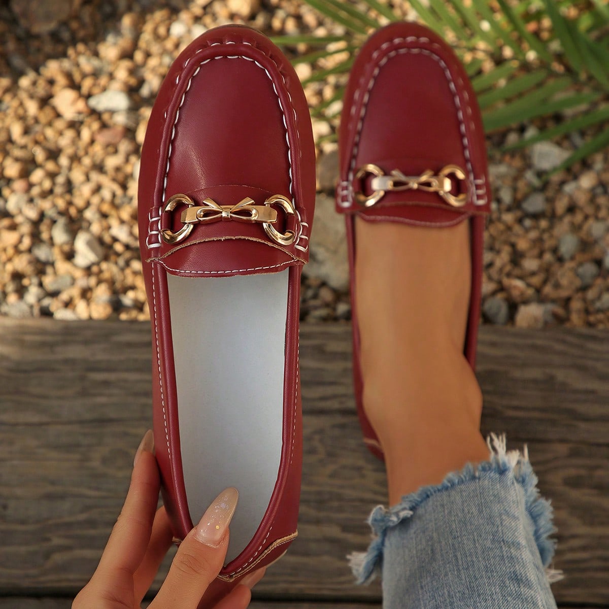 Nuevos mocasines elegantes de mujer con cadena dorada para primavera 2025, livianos y cómodos, zapatos planos de goma versátiles