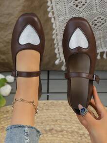 Bailarinas de mujer con decoración de corazón, puntera afilada y correa para el tobillo, rojo y blanco, parte superior sintética, suela de TPR, zapatos casuales de verano con diseño alegre y cómodos - Marrón - Ver 1