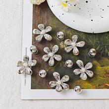 12个时尚百搭珍珠花朵吊坠，圆形珠子装饰纽扣，适用于木屐、EVA凉鞋、拖鞋，可拆卸亚克力鞋饰，女孩配饰，圣诞节假日礼物 - 銀色 - 查看 2