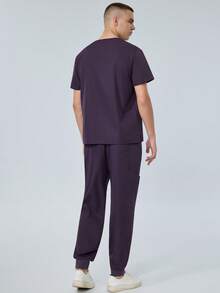 cimmuovere Parte superior de manga corta con cuello en V y múltiples bolsillos, y pantalones lisos de pijama médico para hombres. Uniforme de enfermería para dentistas, personal de salud, veterinarios y laboratorios - Morado - Ver 2