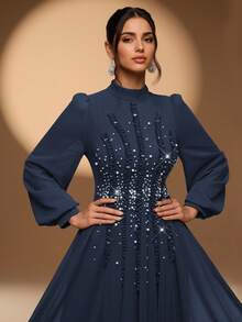 女士优雅长袖连衣裙，立领设计，前片饰有串珠，纽扣采用染色工艺，裙摆饰有荷叶边，适合婚礼、春季派对等场合。 - 寶藍色 - 查看 6