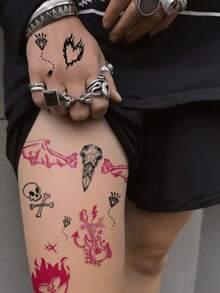 两张大尺寸人体彩绘临时纹身贴纸，男女皆宜，Y2K未来主义风格，图案包括链条、心形、火焰、蝴蝶、骷髅和吉他。防水假纹身，可持续2-5天，可贴于手指、手掌、手臂、颈部、胸部、腰部、腿部和脚踝。是派对、送礼、音乐节、摇滚音乐会和旅行的完美之选。 - 彩色 - 查看 8