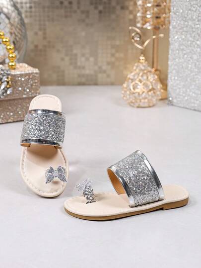 1 Pair Silver Glitter Toe-Ring Flat Slippers, PU Material With Rhinestone Butterfly Decor, Suitable For Girls Aged 3-15 For Outings, Gatherings And Casual Wear, 2026 Spring/Summer Fashion