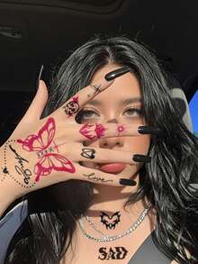 两张大尺寸人体彩绘临时纹身贴纸，男女皆宜，Y2K未来主义风格，图案包括链条、心形、火焰、蝴蝶、骷髅和吉他。防水假纹身，可持续2-5天，可贴于手指、手掌、手臂、颈部、胸部、腰部、腿部和脚踝。是派对、送礼、音乐节、摇滚音乐会和旅行的完美之选。 - 彩色 - 查看 5