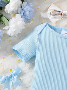 Conjunto de verano para niñas bebé con mono de cuello redondo rosa acanalado y vestido con tirantes de volantes y estampado de conejos en todo el Body, con decoración de muñeca de conejo 3D y diadema con lazo - Azul - Ver 4