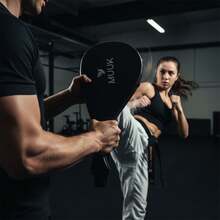 MUUK FITNESS Almohadilla de Patadas Palchagui Taekwondo y Artes Marciales – Cojín de Entrenamiento Resistente para Practicar Patadas y Golpes | Ideal para Taekwondo, Karate, MMA y Artes Marciales - Negro Kit 2 Pz - Ver 8