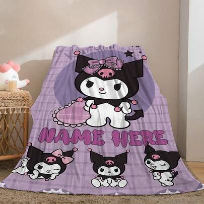 SANRIO 1 pieza Manta de franela con patrón temático, personalizable con nombre, color principal en morado, con ilustración detallada, estilo adecuado para todas las estaciones, suave, ligera, cálida, ideal para sofá, cama, exterior - regalo de cumpleaños y festividad perfecto para familia y amigos
