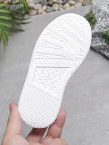 1双舒适休闲防滑平底时尚运动鞋，男女老少皆宜，适合所有季节户外穿着。 - 黑色 - 查看 7