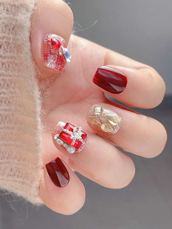 10 unidades de adesivos de unhas vermelhos curtos, estilo outono e inverno, requintados e versáteis, em vermelho cereja, perfeitos para o Ano Novo. Feitos à mão, são adesivos de unhas clareadores e versáteis de alta qualidade, com um padrão sofisticado e pedras preciosas brilhantes. As gemas luxuosas são brilhantes e versáteis, ideais para mulheres e meninas usarem em encontros no Dia dos Namorados.