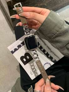 适用于苹果手表的男女通用表带，单条银色不锈钢金属链搭配棕色皮革表带，兼容苹果手表 Ultra S11/10/9/8/7/6/5/4/3/2/1 SE 38mm 40mm 41mm 42mm 44mm 尺寸，适合苹果智能手表配件，女士表带，纤细手腕佩戴更显精致，新年、情人节礼物佳选。 - 摩卡棕 - 查看 3