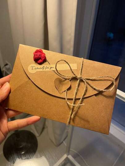 一套牛皮纸贺卡和邀请函，配有干花和信封，适用于婚礼、毕业典礼、节日、生日、派对、新娘礼物等各种场合。