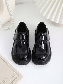 一双黑色漆皮厚底儿童乐福鞋，纯黑色，百搭简约，魔术贴套穿设计，柔软PU材质，圆头，轻便透气，复古英伦风，适合5-15岁男孩女孩，可用于学校、演出、典礼、休闲等各种场合，四季皆宜。 - 黑色 - 查看 7