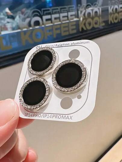 一套闪亮钻石镜头保护壳，兼容 17、16、15、14、13、12、11 Pro Max，适用于日常、办公、家庭使用。这款手机摄像头保护壳闪耀夺目，防水防震防摔防刮。