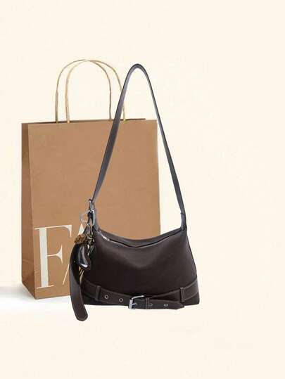 秋冬时尚复古哑光PU皮女士斜挎包，小众设计，宽肩带可调节，朋克铆钉五金，可爱吊坠，拉链封口，适合日常通勤、购物、约会，单肩包，新月包