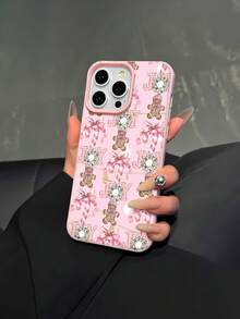 Pan de jengibre rosa con temática navideña, bastones de caramelo y alegres adornos. Esta elegante funda es compatible con los modelos  17, 16, 15, 14 Pro Max, 13, 12, 11, XR y XS Plus. Fabricada en silicona TPU, ofrece protección contra golpes y caídas, además de una sensación superior. Es el regalo ideal para familiares, amigos y seres queridos, y la opción perfecta para Año Nuevo. - Rosa - Ver 4