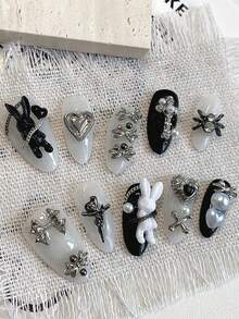 10 miếng dán móng tay hình hạnh nhân dài với họa tiết nơ kim loại hình thỏ đen trắng, được làm thủ công, có thể tháo rời và tái sử dụng, phù hợp cho phụ nữ và bé gái đeo khi lên sân khấu, dự tiệc, dạ hội và các dịp khác. - Nhiều màu - Xem 1