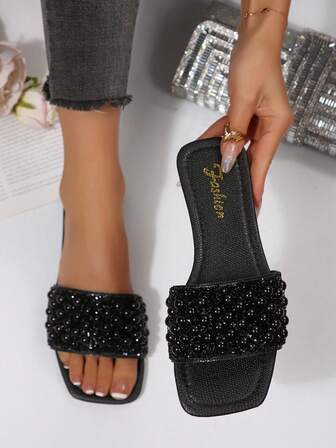 รองเท้าส้นแบนประดับไข่มุกเทียมสีดำไซส์ใหญ่พิเศษสำหรับผู้หญิง, รองเท้าแตะส้นแบนหัวเหลี่ยมใหม่สำหรับฤดูใบไม้ผลิและฤดูร้อนปี 2026 ในช่วงเดือนรอมฎอน, ใส่คู่กับชุดเดรสเพื่อเพิ่มความยาวช่วงขา, สไลเดอร์แบบสวมประดับพลอยเทียมแฟชั่น, รองเท้าแตะชายหาดฤดูร้อนสีพื้น, รองเท้าแตะใส่ในบ้านกันลื่น, รองเท้าส้นแบนประดับไข่มุกเทียมสีดำไซส์ใหญ่พิเศษสำหรับผู้หญิงแฟชั่นเมทัลลิกฟอยล์, รองเท้าแตะส้นแบนหัวเหลี่ยมใหม่สำหรับฤดูใบไม้ผลิและฤดูร้อนปี 2026 ในช่วงเดือนรอมฎอน, ใส่คู่กับชุดเดรสเพื่อเพิ่มความยาวช่วงขา, สไลเดอร์แบบสวมประดับพลอยเทียมแฟชั่น, รองเท้าแตะชายหาดฤดูร้อนสีพื้น, รองเท้าแตะใส่ในบ้านกันลื่น