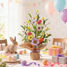 1 Stück/Ostern Kunstblume in Topf, in Kraftpapier verpackt. Lila, gelbe und weiße Blumen mit rosa Filzeiern, orangefarbenen Filzkarotten und grünen Blättern werden verwendet, um die Fensterbank, den Esstisch und die Tischplatte zu dekorieren und eine festliche Atmosphäre zu schaffen. - Niu Nius Osterbaum - Übersicht 4