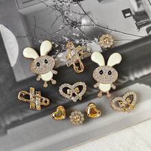 10个DIY鞋饰配件 - 闪亮兔子、字母、蝴蝶、爱心、别针、花朵装饰纽扣。非金属材质，轻盈透气，Y2K时尚百搭可爱男女通用。适用于EVA沙滩鞋、拖鞋、可拆卸鞋面，节日礼物之选。 - 彩色 - 查看 10