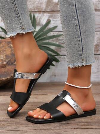 Neue schwarze Sandalen für Teenager im Sommer, einfach und vielseitig, geeignet für den Outdoor-Bereich, flache Sohle, lässige Einriemen-Strandpantoffeln