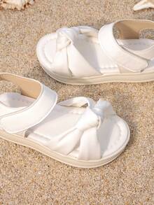 1 双儿童时尚蝴蝶结装饰凉鞋 | 轻便防滑平底露趾日常及海滩鞋，适合女孩夏季穿着 - 白色 - 查看 7